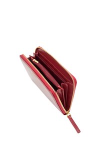 Rød læderpunge med en glat overflade, guld lynlås lukning, flere kortpladser og et lynlåslomme til mønter.