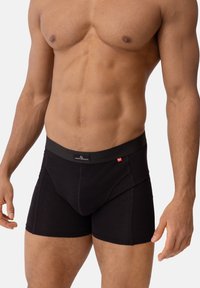 Svarta boxershorts med ett brett elastiskt midjeband, prydda med en liten dansk flagga. Mjukt, stretchy tyg med en figursydd design.