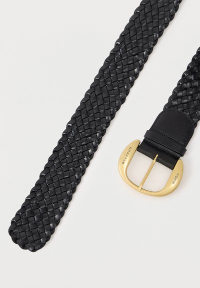 Ceinture noire tissée en cuir avec boucle dorée ronde gravée de "WEEKEND" et "MaxMara" sur fond blanc.