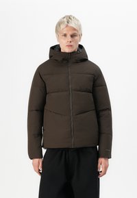 Mørkebrun pufferjakke med hætte, der har en frontlynlås og vandret quiltning. Stoffet ser glat ud med en mat finish.