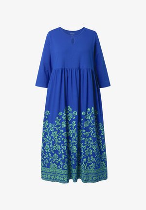 Vestido azul con mangas tres cuartos, con escote redondo y detalle de ojal. Bordado floral verde en el dobladillo y el cuerpo.