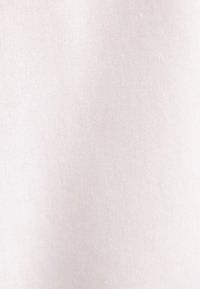 Tissu rose clair avec une texture lisse, une surface uniforme, et sans motifs ni détails matériels visibles.