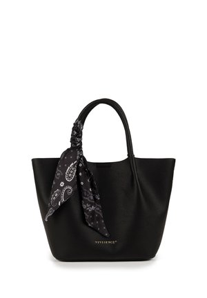 Bolso tote de cuero negro texturizado con dos asas y una bufanda negra con estampado de paisley atada a una de las asas, nombre de la marca "VIVISENCE" en dorado.