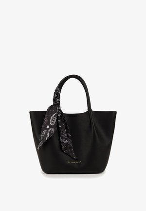 Bolso tote de cuero negro texturizado con dos asas y una bufanda negra con estampado de paisley atada a una de las asas, nombre de la marca "VIVISENCE" en dorado.