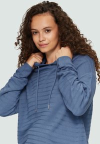 Blauwe hoodie met horizontale strepen, trekkoordaccenten, lange mouwen en ribgebreide boorden. Zachte, gestructureerde stof.
