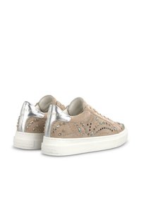 Zapatillas de ante beige con acentos plateados, detalles con tachuelas y suela de goma blanca. Presentan una parte superior texturizada y un diseño con cordones.