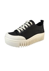 Czarne sneakersy z kremowym gumowym noskiem i grubą, żłobioną podeszwą. Posiadają białe sznurówki i fakturowane wykończenie. Mała pętelka na pięcie ułatwiająca zakładanie.