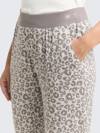 Leopardikuvioiset venyvät housut, joissa on vaalea harmaa pohja ja tummempia harmaan täpliä. Housuissa on pehmeä, leveä elastinen vyötärö ja sivutaskut.