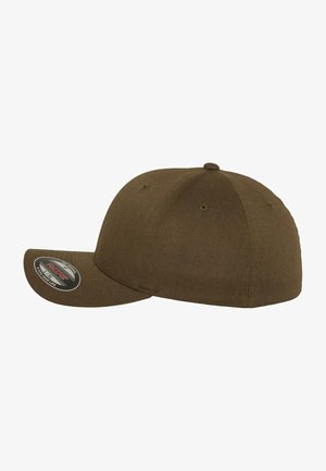 Olivengrøn baseballcap med buet skygge, lavet af struktureret stof, med ventilationshuller, sidemærke og tætsiddende design.