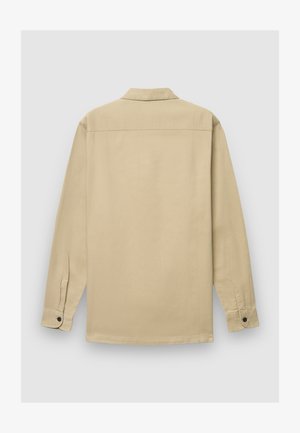 Camicia beige a maniche lunghe in cotone. Presenta un colletto, polsini con bottoni e una linea dritta; texture liscia senza motivi.