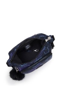 Lille marineblå Kipling crossbody taske med galakseprint, lynlåslommer, sort pels pom-pom og intern nøgleclip.