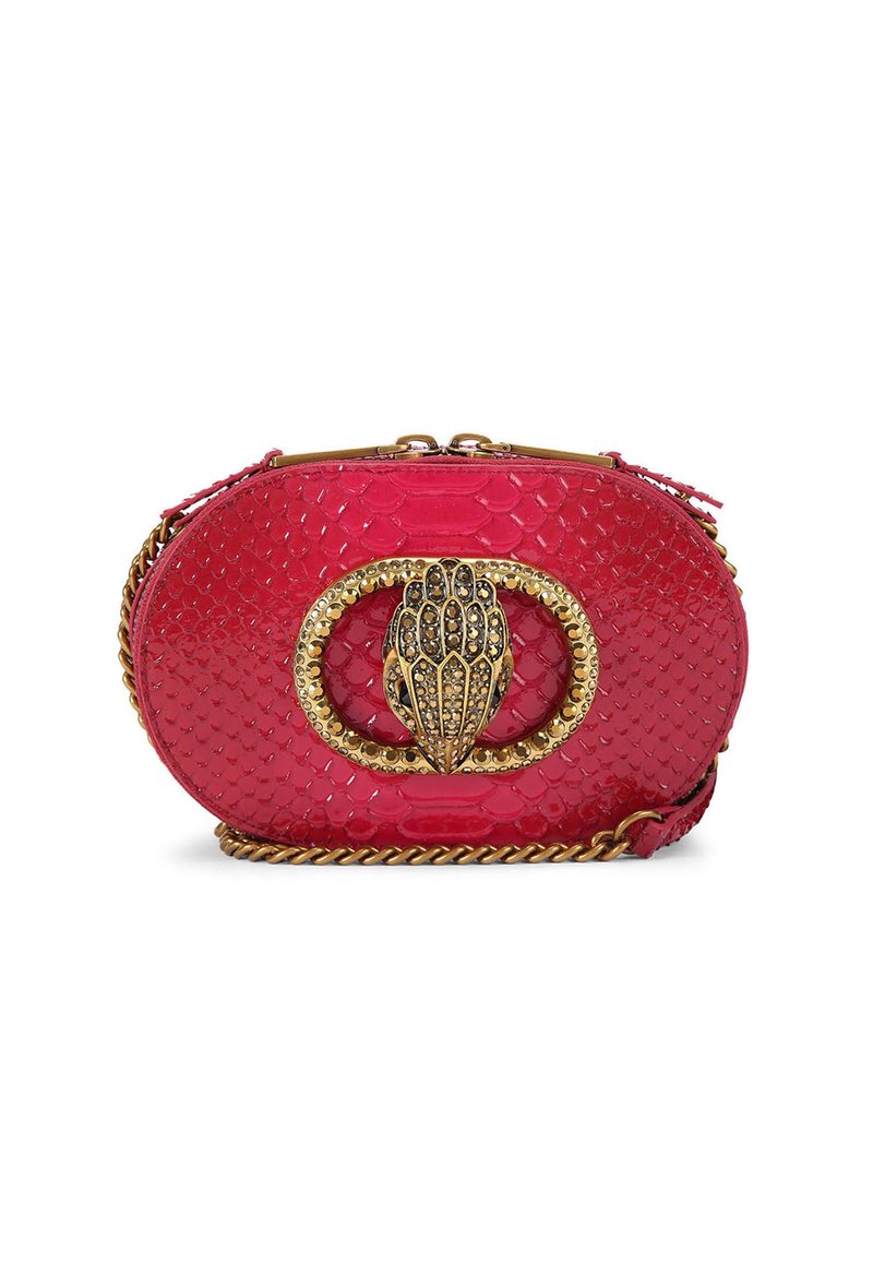 Piccola borsa ovale rossa con motivo in pelle di serpente texturizzato e chiusura a forma di mano in oro, dotata di una tracolla in oro.