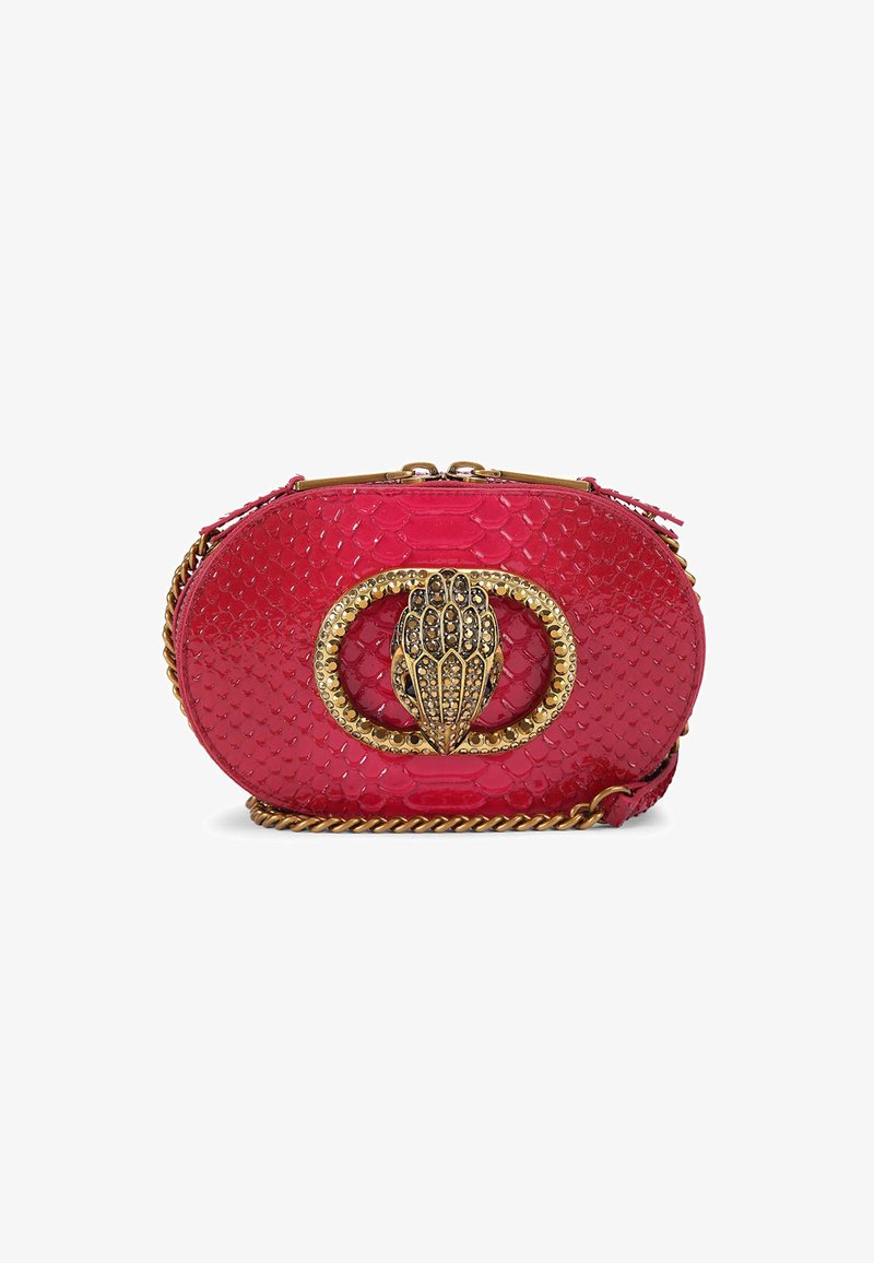 Piccola borsa ovale rossa con motivo in pelle di serpente texturizzato e chiusura a forma di mano in oro, dotata di una tracolla in oro.