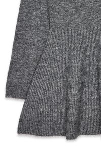Mäkká tmavošedá ribová pletenina s mierne chlpatenou textúrou, zobrazená zblízka na sklopenej rukáve a telovej časti oblečenia.