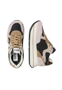 Sneaker mit einem schwarzen Textil-Obermaterial, beigen Wildlederakzenten und einer strukturierten dunklen Sohle. Verfügt über einen Schnürverschluss und ein gemustertes Innenfutter.