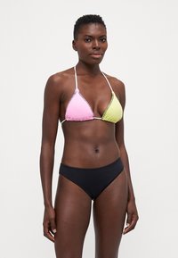 Šareni bikini set s ružičastim i žutim trokutastim gornjim dijelom s bijelim šavovima i crnim donjim dijelom bikini, izrađen od glatkog materijala za kupanje.
