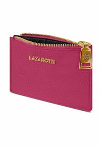 Portafoglio in pelle texturizzata rosa con chiusura a zip dorata e hardware coordinato. Presenta un logo in oro stampato sulla parte anteriore. Forma rettangolare compatta.