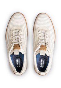 Beige Freizeitschuhe mit einem oberen Teil aus strukturiertem Stoff, hellgrauen Schnürsenkeln, braunen Lederakzenten und stoßdämpfenden Einlegesohlen. Gummisohlen.