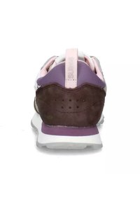 Sneaker con un tallone in suede marrone, tomaia grigia chiara, lacci rosa e accenti viola sulla suola e sul tallone. Design arrotondato.