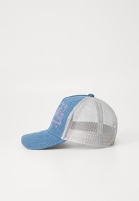 Boné de denim azul com aba curvada, design gráfico rosa na frente e parte traseira em malha cinza para maior respirabilidade.