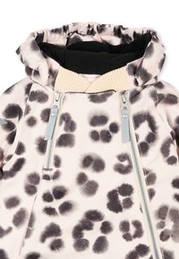 Kinderhooded jack met zwart-wit luipaardpatroon, dubbele frontritsen en een beige ribbelkraag.