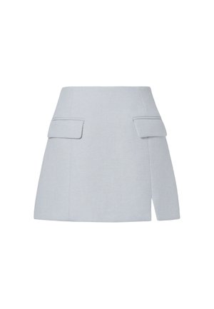 Šviesiai mėlyna sijonas iš tekstūruotos medžiagos, turintis tiesų kirpimą, dvi priekines kišenes ir šoninę skeltį papildomam detalių akcentui.