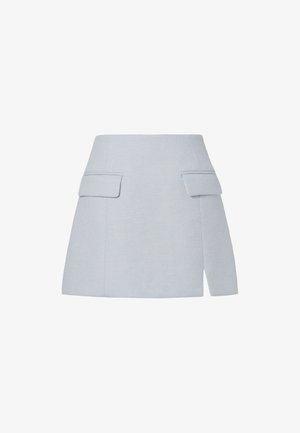 Vaaleansininen hame, joka on valmistettu teksturoidusta kankaasta, suoralla leikkauksella, kahdella etutaskulla ja sivuhalkiolla lisäyksellä yksityiskohtiin.