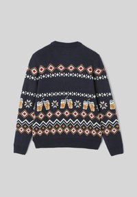 Pull en tricot navy avec un motif géométrique composé de losanges rouges et blancs, de flocons de neige et de chopes de bière. Finitions côtelées aux poignets et à l'ourlet.