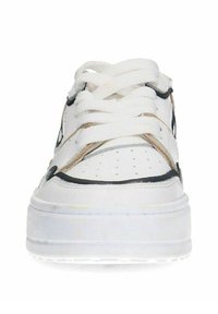 Witte lage sneaker met een bovenwerk van gestructureerd leer, ronde neus, perforaties, witte veters en een dikke witte rubberen zool. Zwarte omlijning accenten.