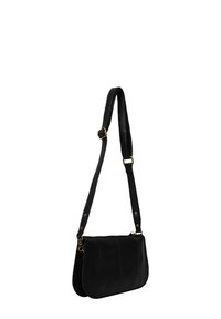 Borsa a spalla in pelle nera con tracolla regolabile, texture liscia, forma piatta e accenti in metallo color oro. Design semplice senza pattern visibili.