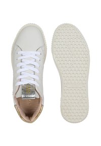 Sneaker bianche in pelle con accenti argento e oro, lacci piatti, collo imbottito, suola testurizzata con motivo esagonale, design minimalista.