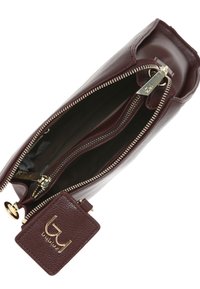 Bordeaux lederen handtas met gouden hardware, met twee ritssluitingen en een textuurafwerking. Inclusief een label met branding.