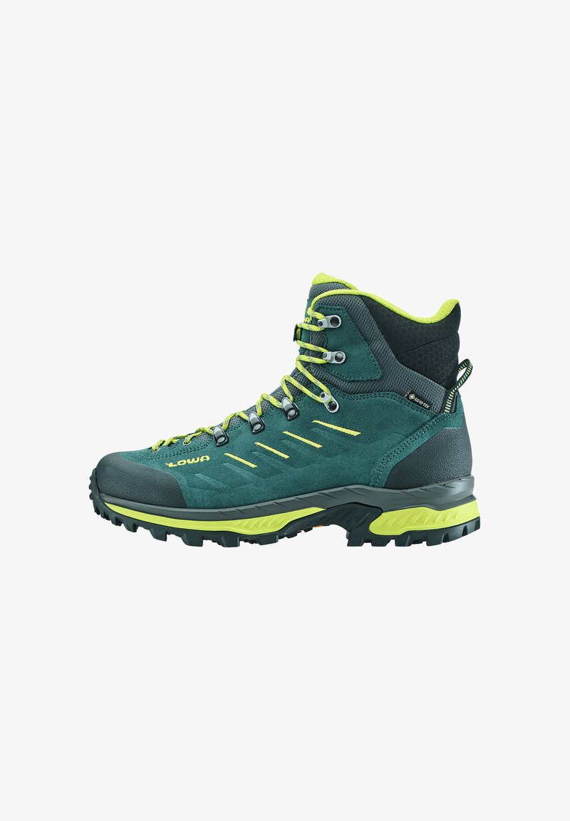 Stivale da trekking di media altezza in suede verde scuro con accenti gialli. Presenta una suola robusta, occhielli in metallo e sezioni in mesh traspirante.