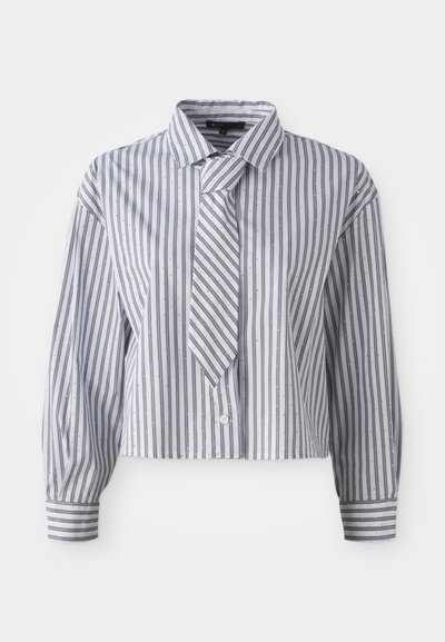 Lyhyt crop-top vaaleansinisessä värissä, jossa on pystysuorat valkoiset raidoitukset ja pieniä hopeisia pisteitä; sisältää integroitu solmio ja nappikiinnitys. Pitkät hihat.