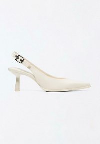 Weißer Slingback-Pumps aus glattem Material mit spitz zulaufender Spitze und schlankem Absatz. Verfügt über einen verstellbaren Riemen mit Metall-Schnallendetail.