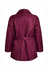 Bordeauxroter Satinmantel mit klassischem Kragen, langen Ärmeln und einem gebundenen Taillengürtel; glatte Textur, leicht tailliertes Design.