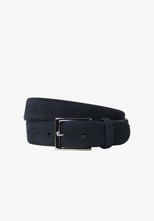 Ceinture en daim bleu marine avec une boucle en métal argenté, présentant plusieurs trous pour l'ajustement et une texture lisse.