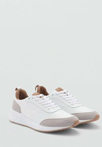 Weiße Sneaker mit einem Obermaterial aus glattem Leder, grauen Wildlederakzenten und einer Gummisohle. Verfügt über ein Schnürdesign und einen gepolsterten Kragen.
