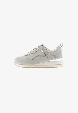 Jasnoszary sneaker z panelami z siateczki i zamszu, metalicznymi akcentami, wiązaniem na sznurówki oraz małym logo konia po boku, na białym tle.