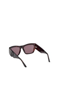 Sluneční brýle s želvovinovým vzorem, oversized hranatým rámem, tmavě šedými skly a logem na boku. Hladký lesklý povrch.