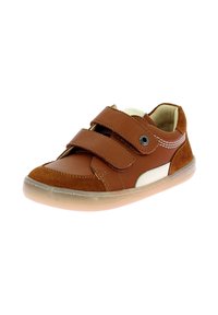 Zapato de cuero marrón y gamuza con dos correas ajustables de Velcro, un panel de acento blanco y una suela de goma translúcida.