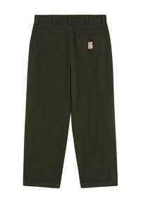Pantalon vert foncé à jambes droites avec poches plaquées au dos, passants pour ceinture et petit logo rectangulaire sur la poche droite.