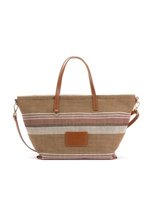 Bolso tote tejido con asas y correa de cuero marrón, patrón de rayas en tostado, marrón y blanco, parche de cuero rectangular en la parte delantera.