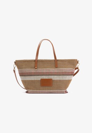 Sac cabas tissé avec anses et bandoulière en cuir marron, motif rayé beige, marron et blanc, pièce rectangulaire en cuir à l'avant.