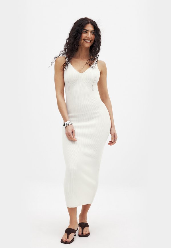 DEEP BACK  - Strickkleid