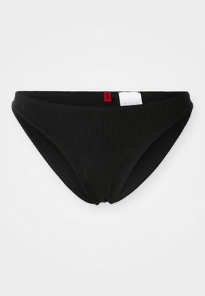 Svart bikinibyxor med ribbad textur, klassisk design, medelhög täckning, med en liten röd lapp. Enkelt och strömlinjeformat utseende.