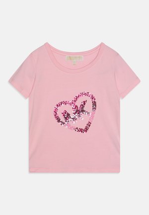 Hellrosa kurzärmliges Kleinkindshirt mit glänzendem pink-silbernem Paillettenherz und den Initialen "MK" in der Mitte.