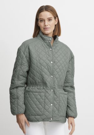 Veste matelassée, vert clair, avec un col haut, des boutons-pression et des poches latérales. Présente une coupe décontractée et une surface texturée.