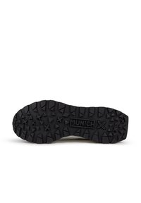 Suola in gomma nera con profondi modelli di trazione. Presenta il logo "MUNICH" in rilievo sul lato, robusto e texture per durabilità.