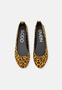 Leopardmønstrede balletsko i gul og sort, med rund tå, glat stof og polstret sort indersål med mærkelabels.